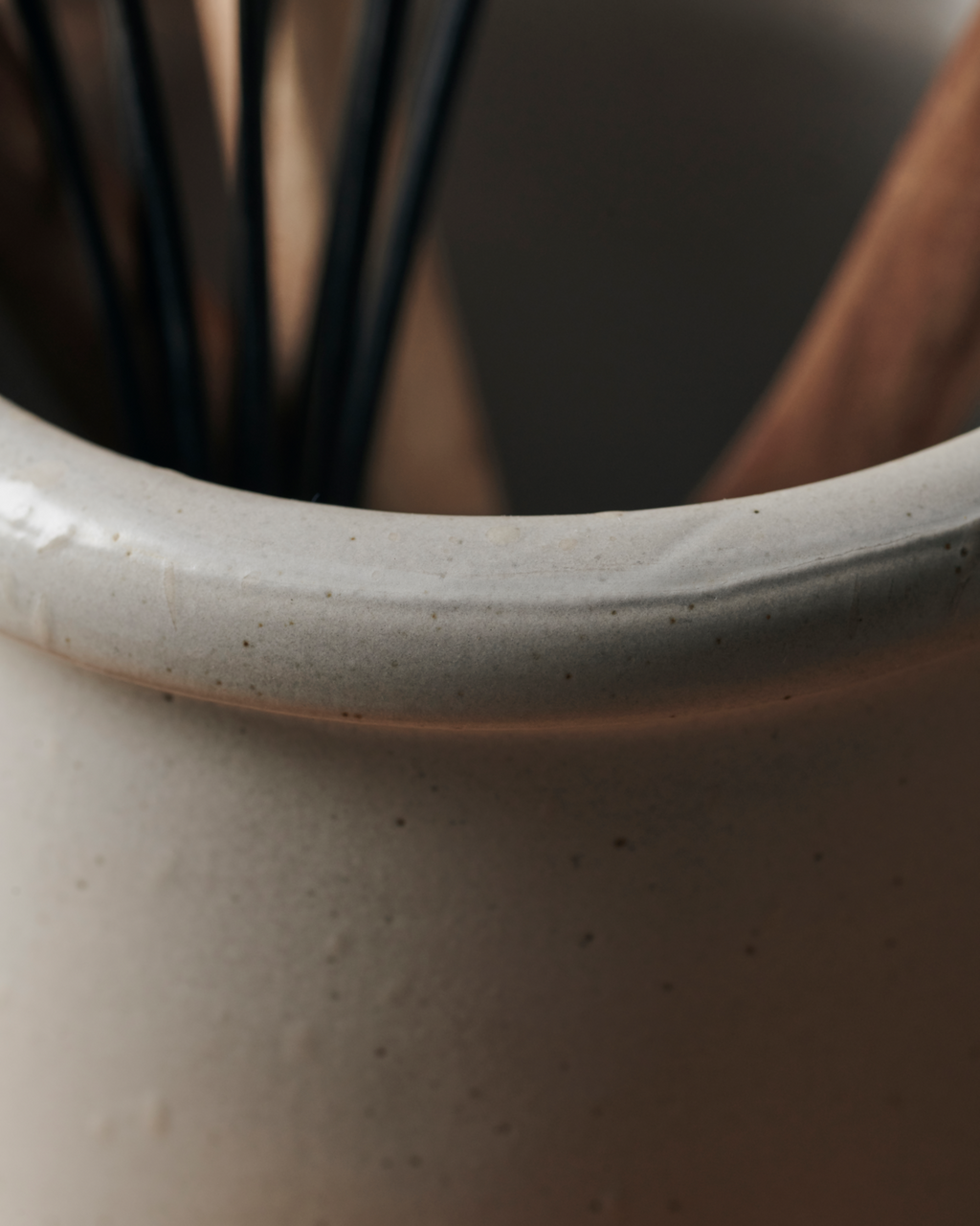 Pion Pot en grès blanc crème-gris