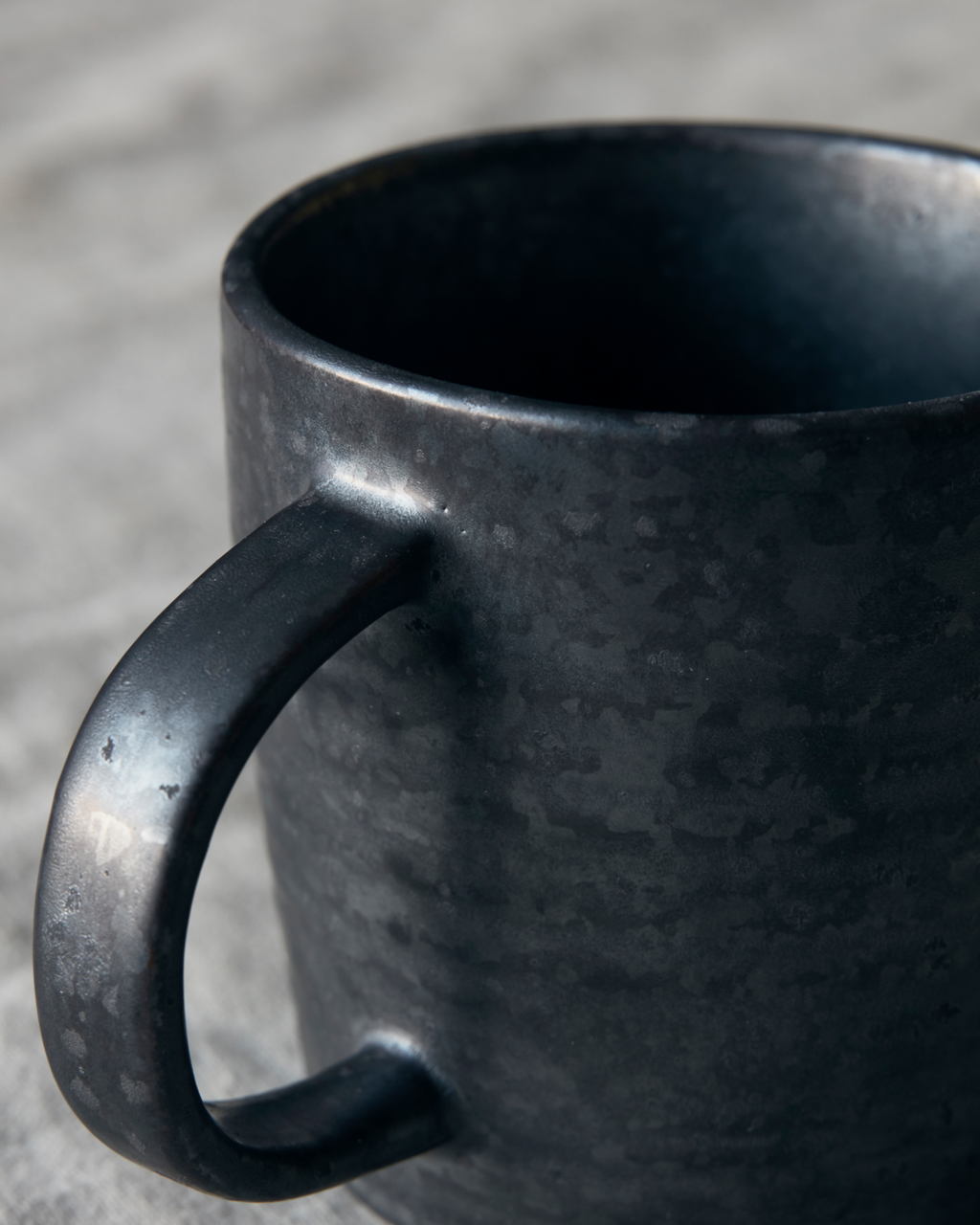 Pion Grande tasse en grès noire