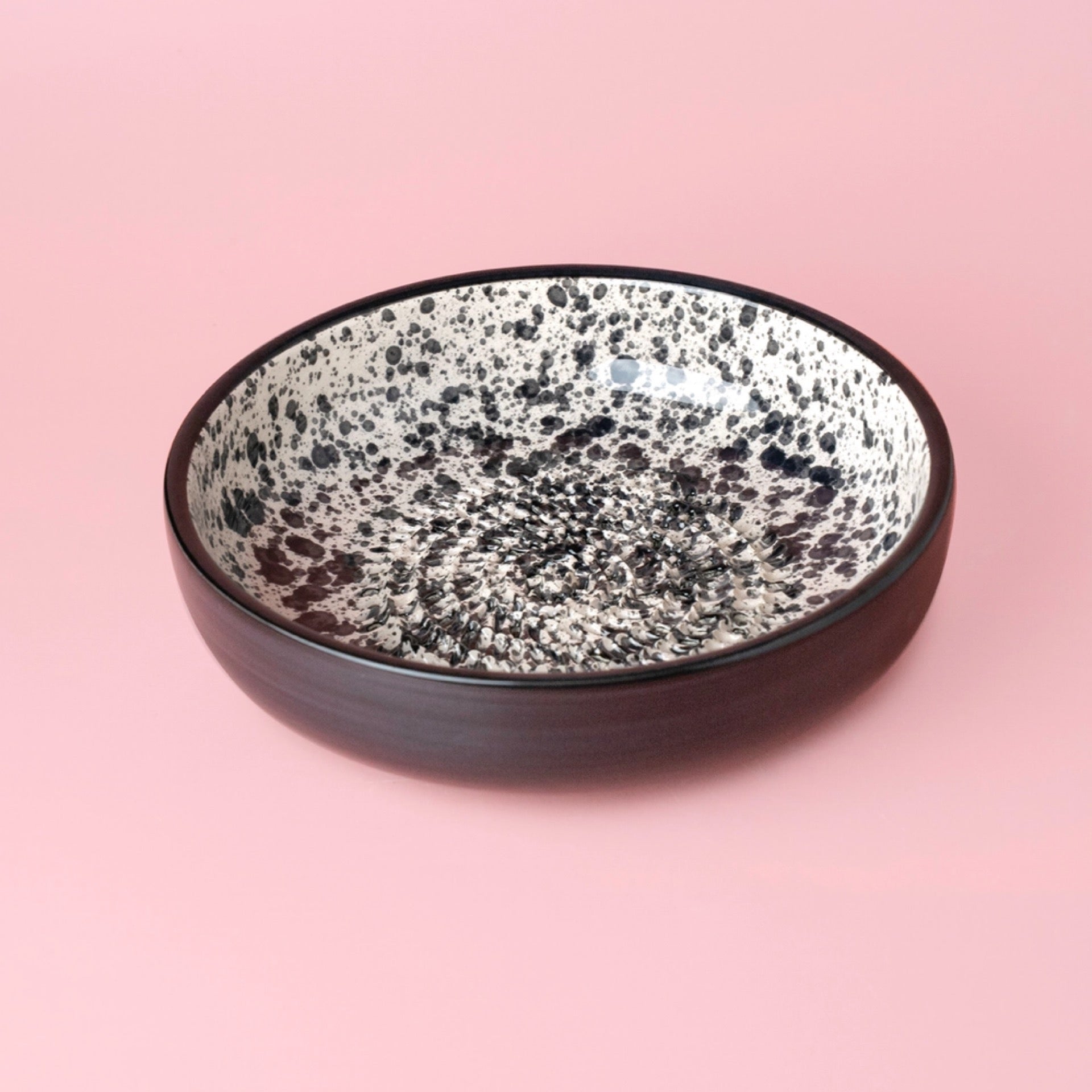 Grande assiette à râper en céramique noire – Inclut une cuillère cadeau / GALAXY: SANS EMBALLAGE